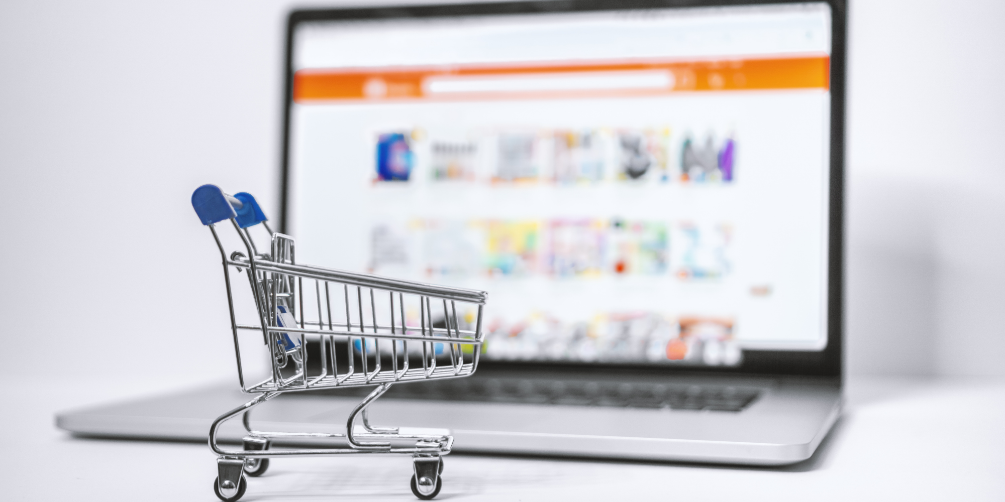  E-ticaret online alışveriş sitesi önünde alışveriş sepeti objesi.